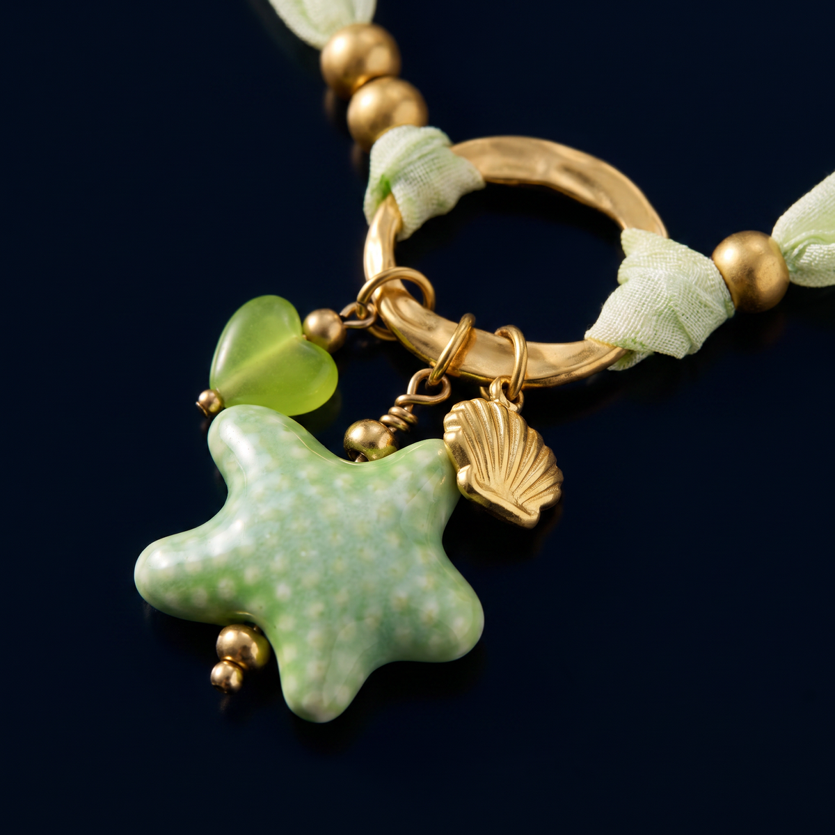 Collier étoile de mer vert sur cordon foulard, motif en gros plan