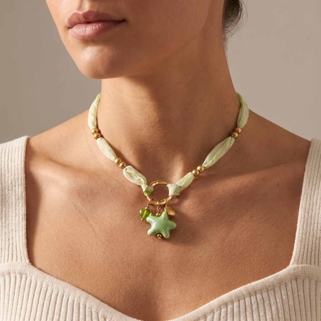 Collier étoile de mer vert sur cordon foulard, porté mi-corps