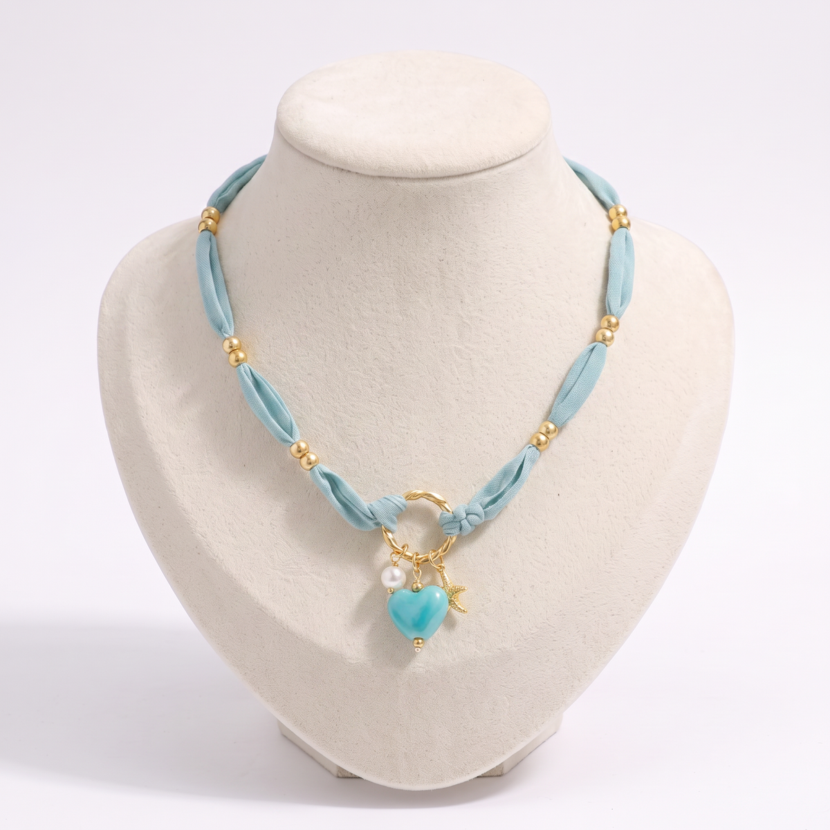 Collier cœur et étoile de mer bleu sur cordon foulard, vue de face
