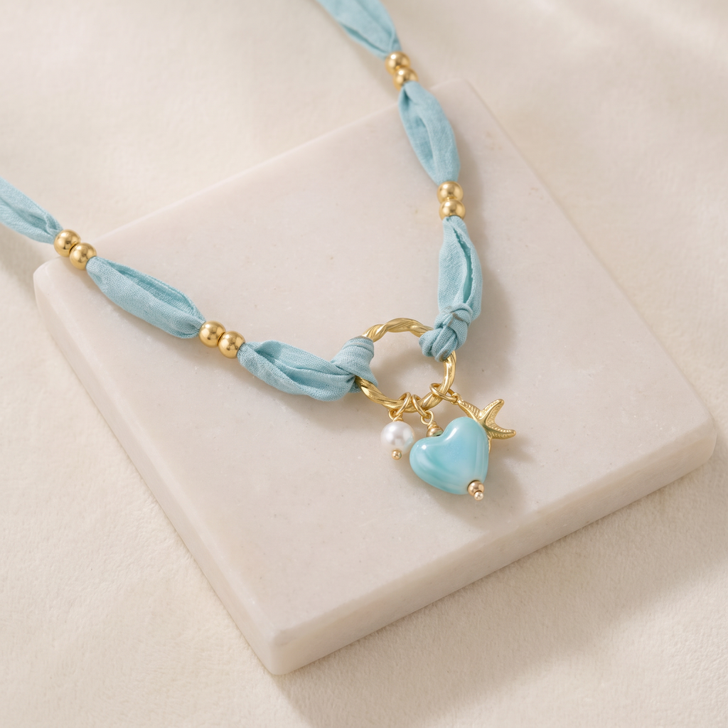 Collier cœur et étoile de mer bleu sur cordon foulard — Bleu clair