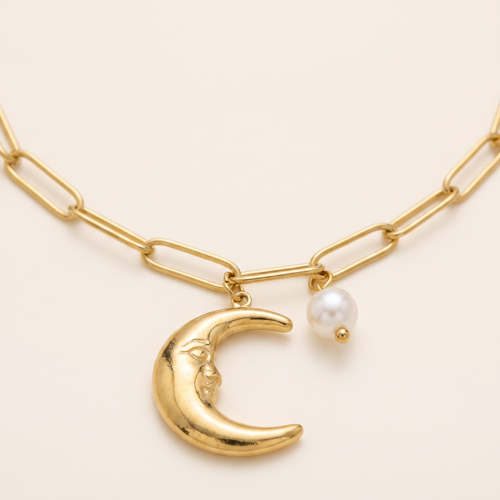 Collier charms étoile et lune en couleurs, détail du motif