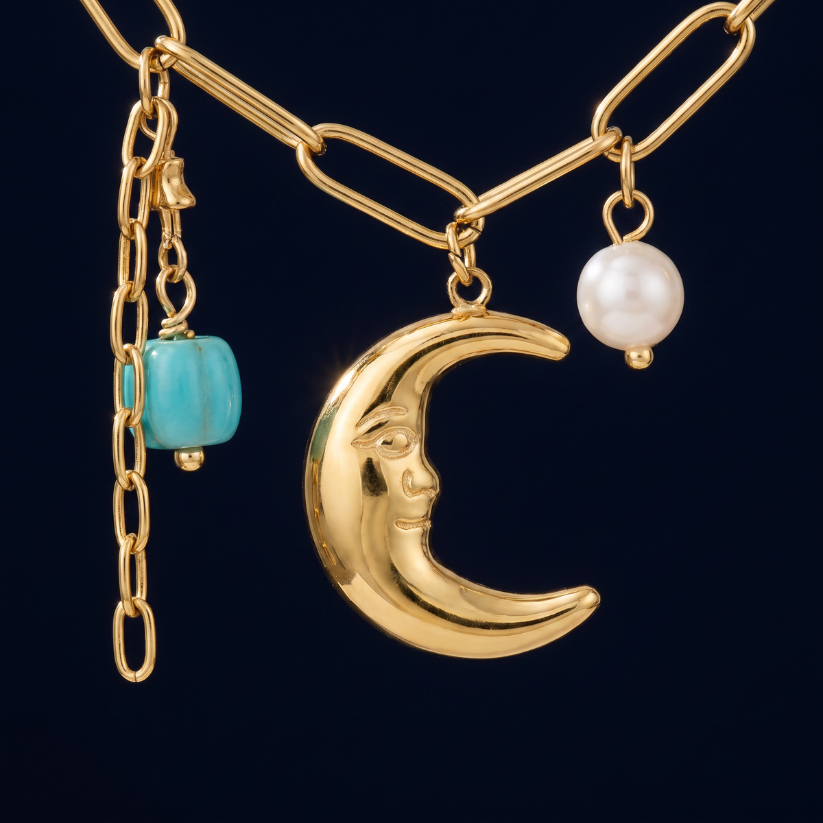 Collier charms étoile et lune en couleurs, motif en gros plan