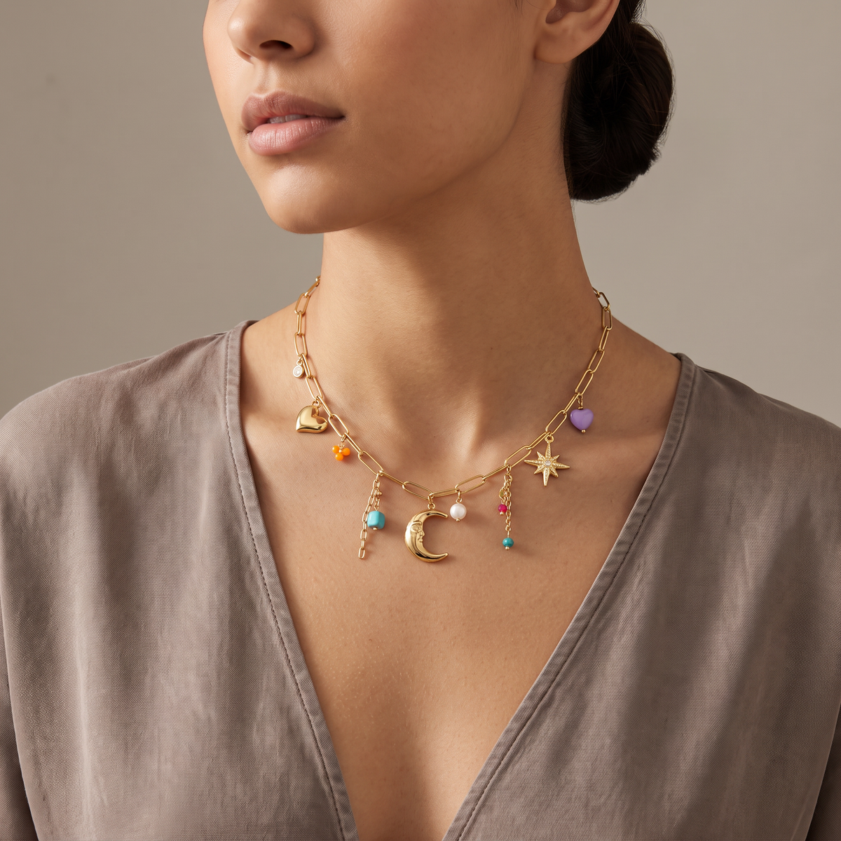 Collier charms étoile et lune en couleurs, porté mi-corps