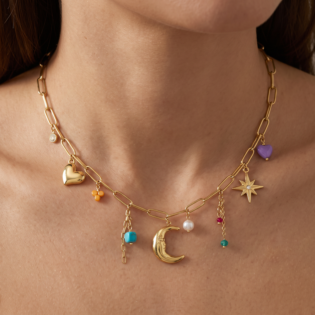 Collier charms étoile et lune en couleurs, porté