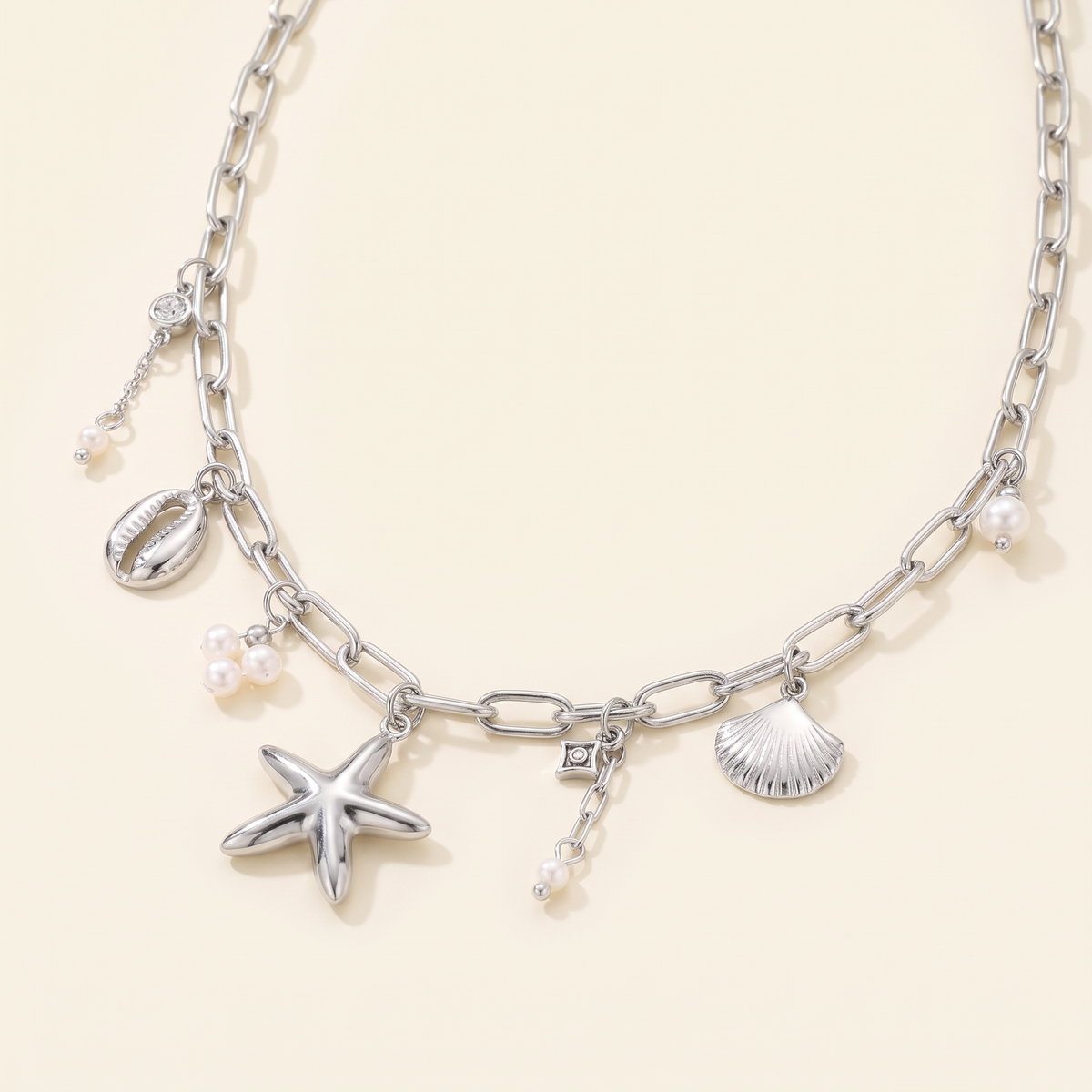 Collier charms coquillage esprit marin, détail du motif, argenté