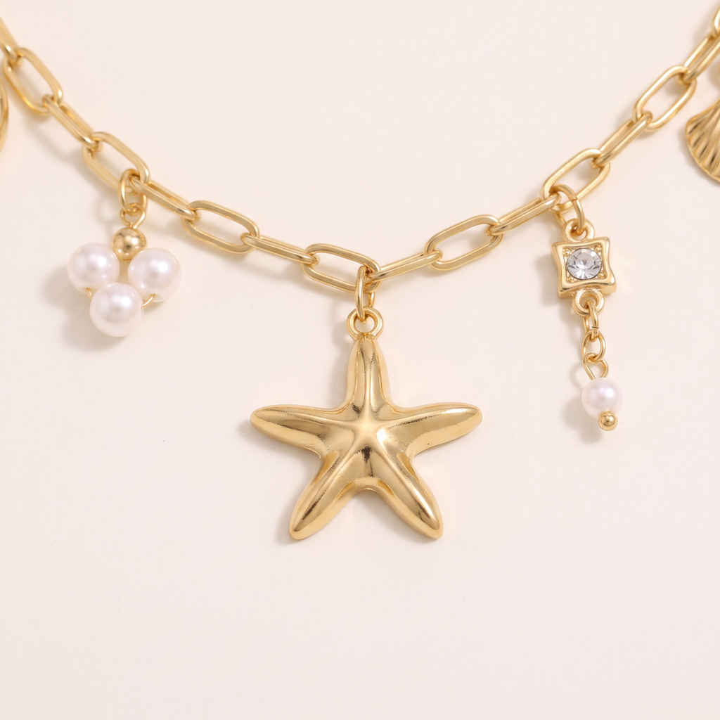 Collier charms coquillage esprit marin, détail du motif, doré