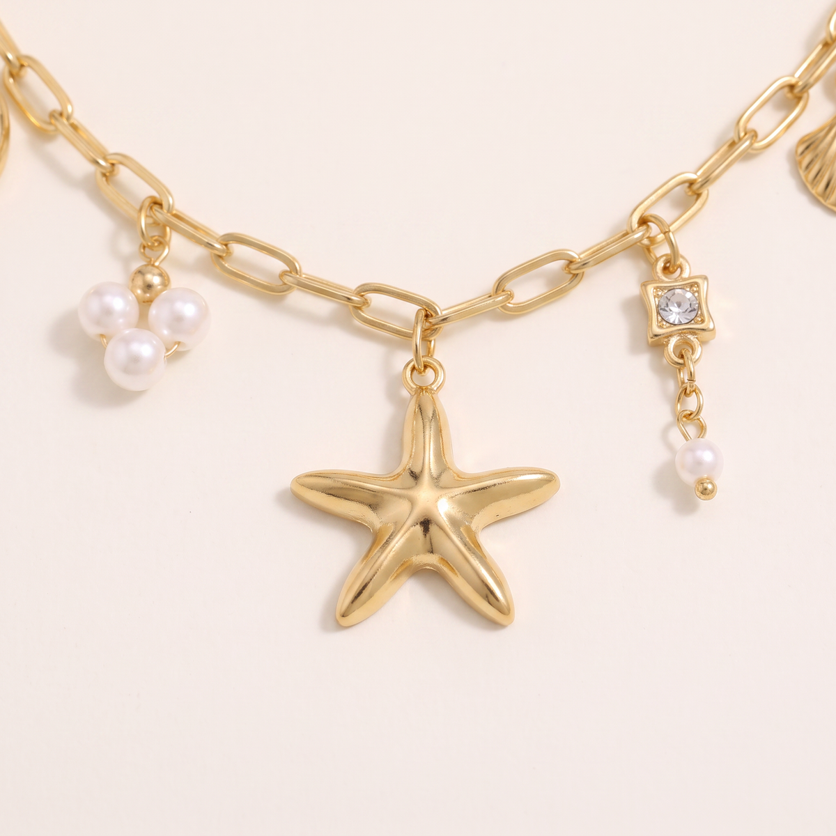 Collier charms coquillage esprit marin, détail du motif, doré