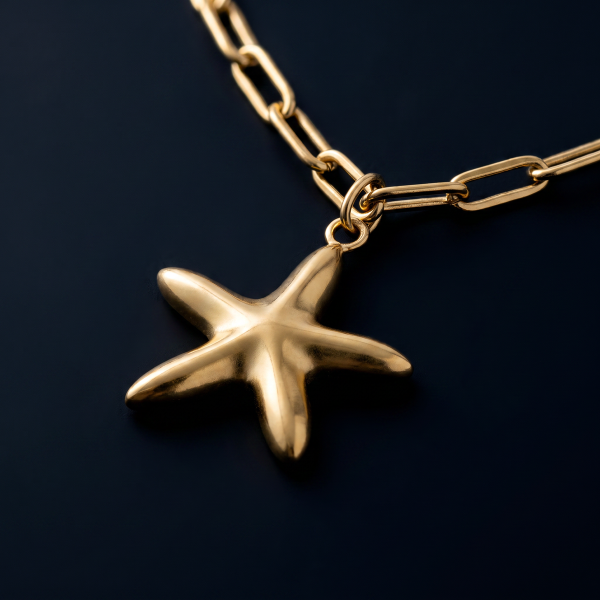 Collier charms coquillage esprit marin, motif en gros plan