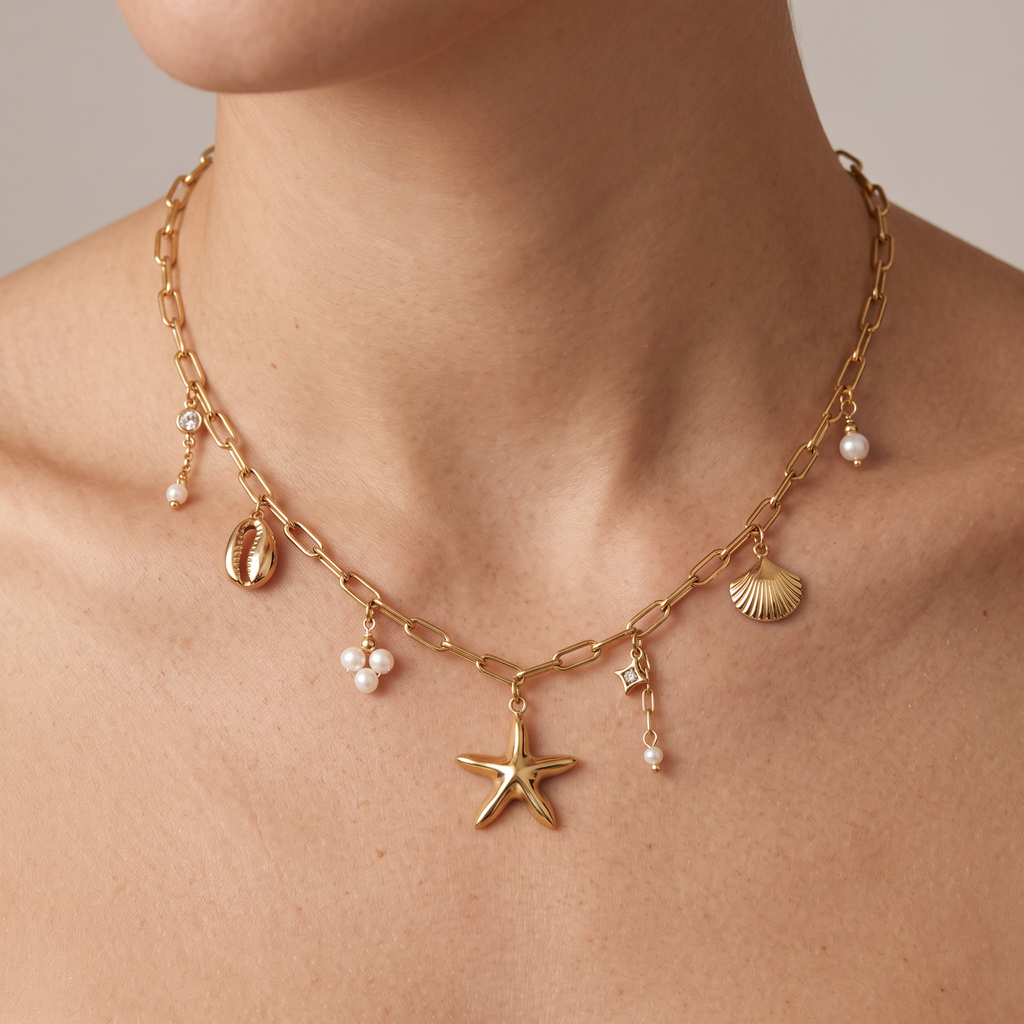 Collier charms coquillage esprit marin, porté, doré