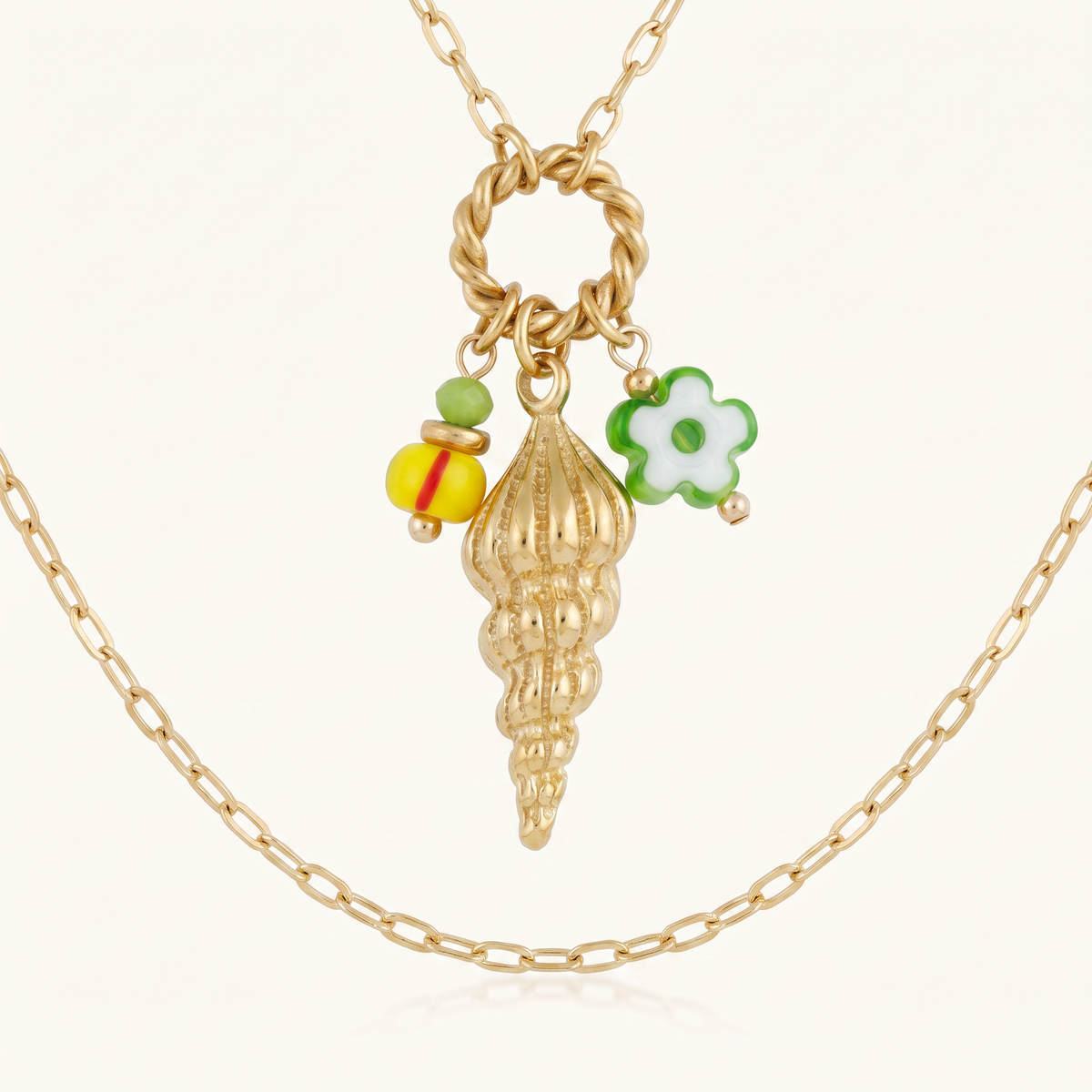 Collier long coquillage en couleurs, détail du motif