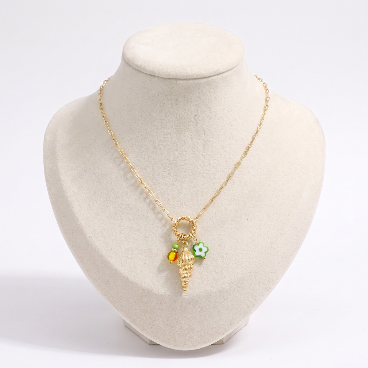 Collier long coquillage en couleurs, vue de face
