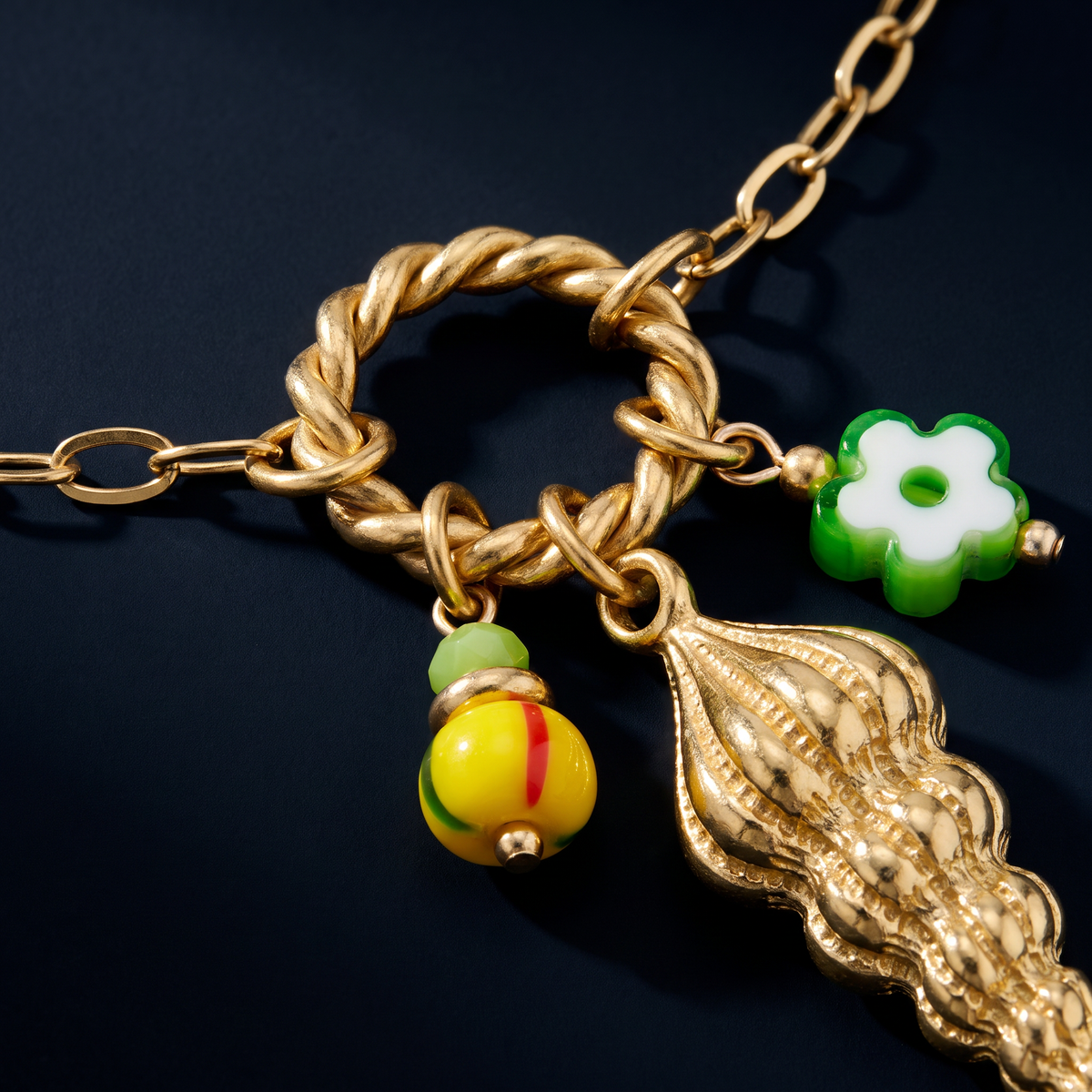 Collier long coquillage en couleurs, motif en gros plan