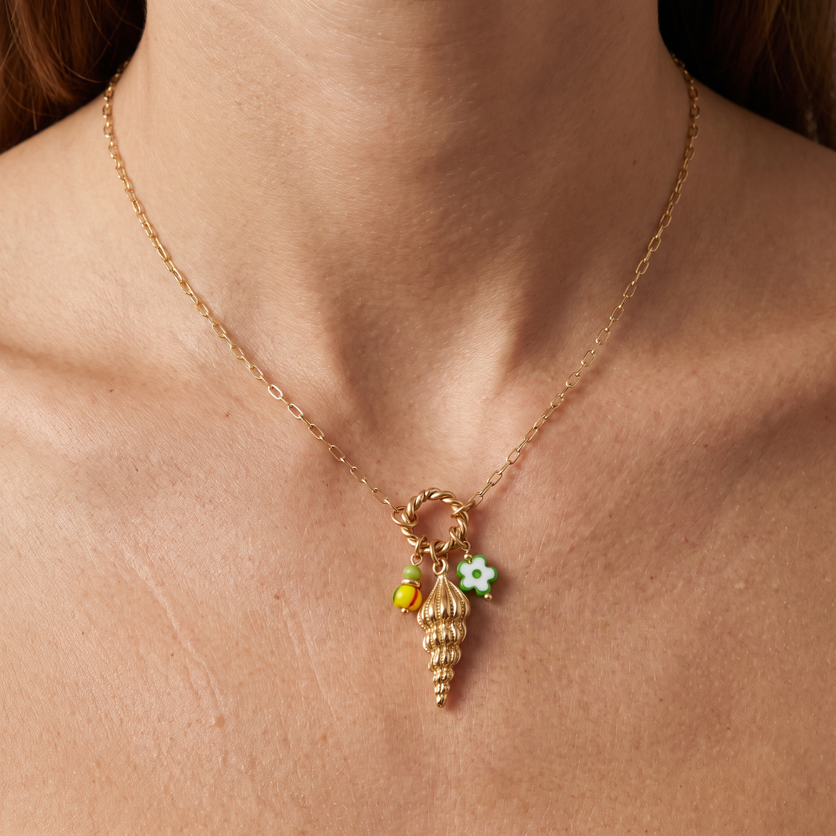 Collier long coquillage en couleurs, porté