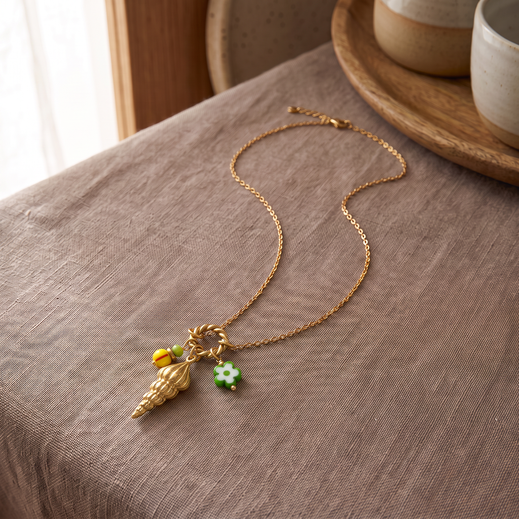 Collier long coquillage en couleurs, porté en tenue