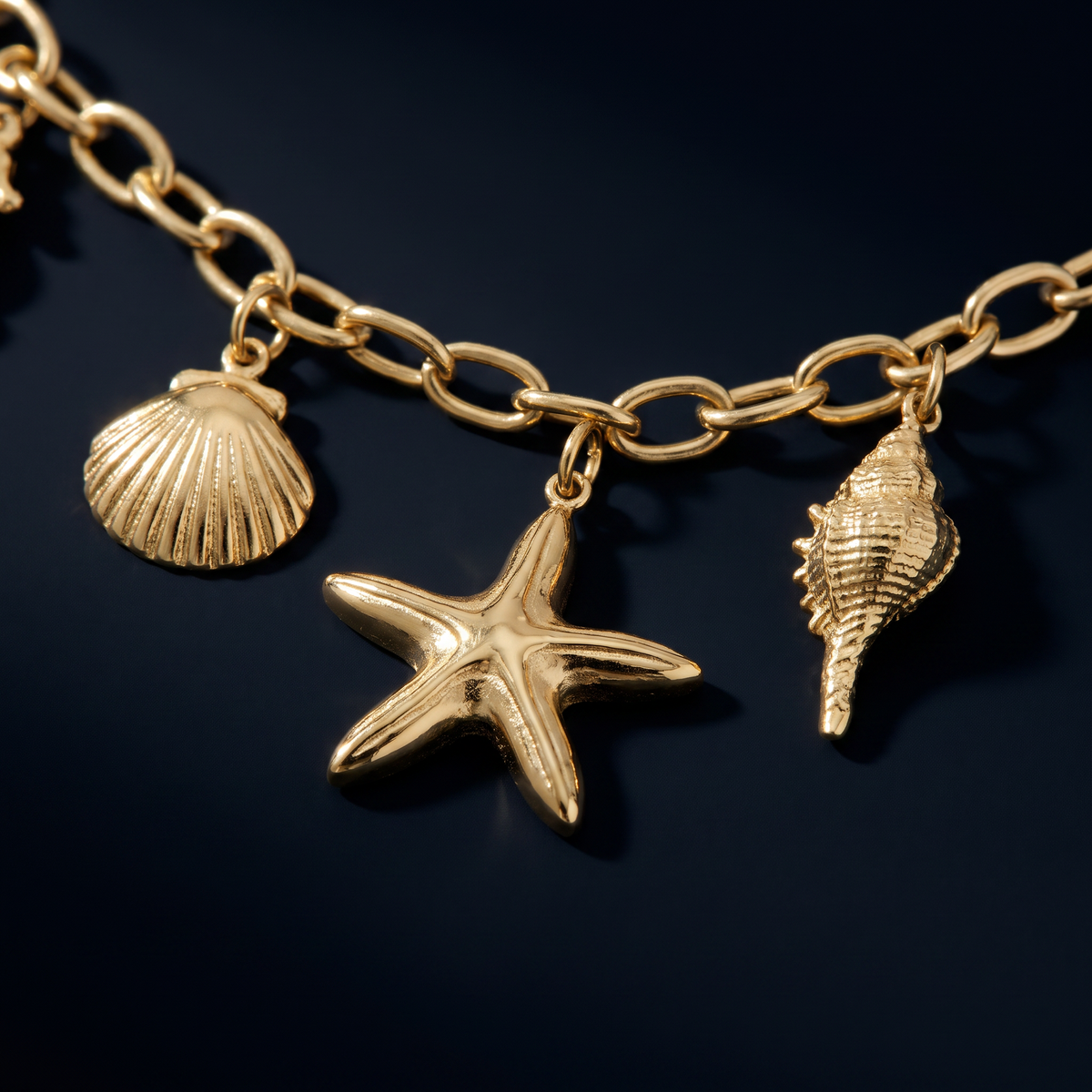 Collier charms étoile de mer doré, motif en gros plan