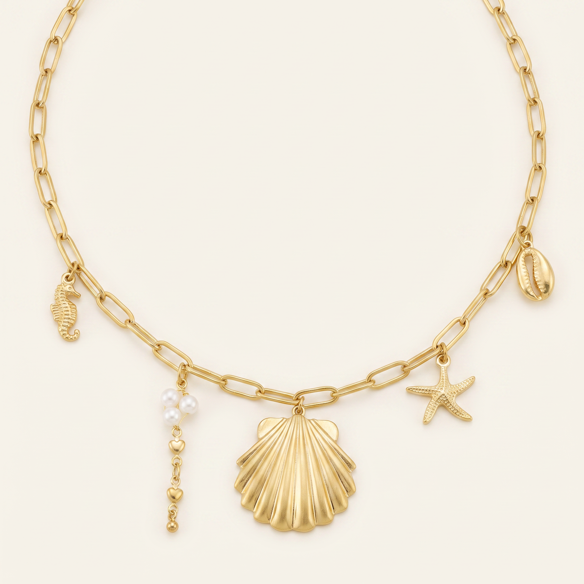 Collier coquillage doré sur chaîne, détail du motif