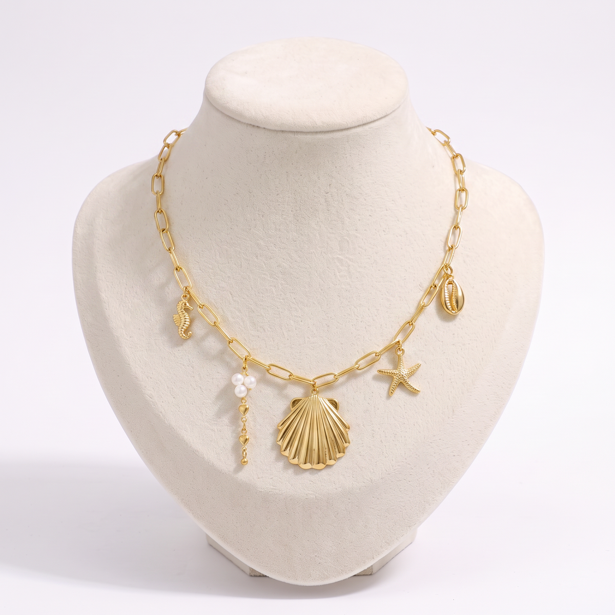 Collier coquillage doré sur chaîne, vue de face