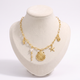 Collier coquillage doré sur chaîne, vue de face