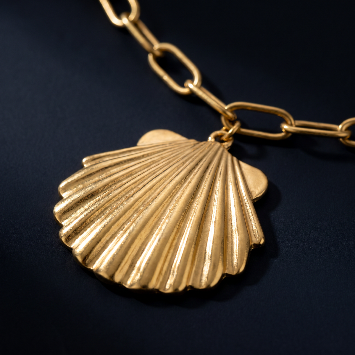 Collier coquillage doré sur chaîne, motif en gros plan