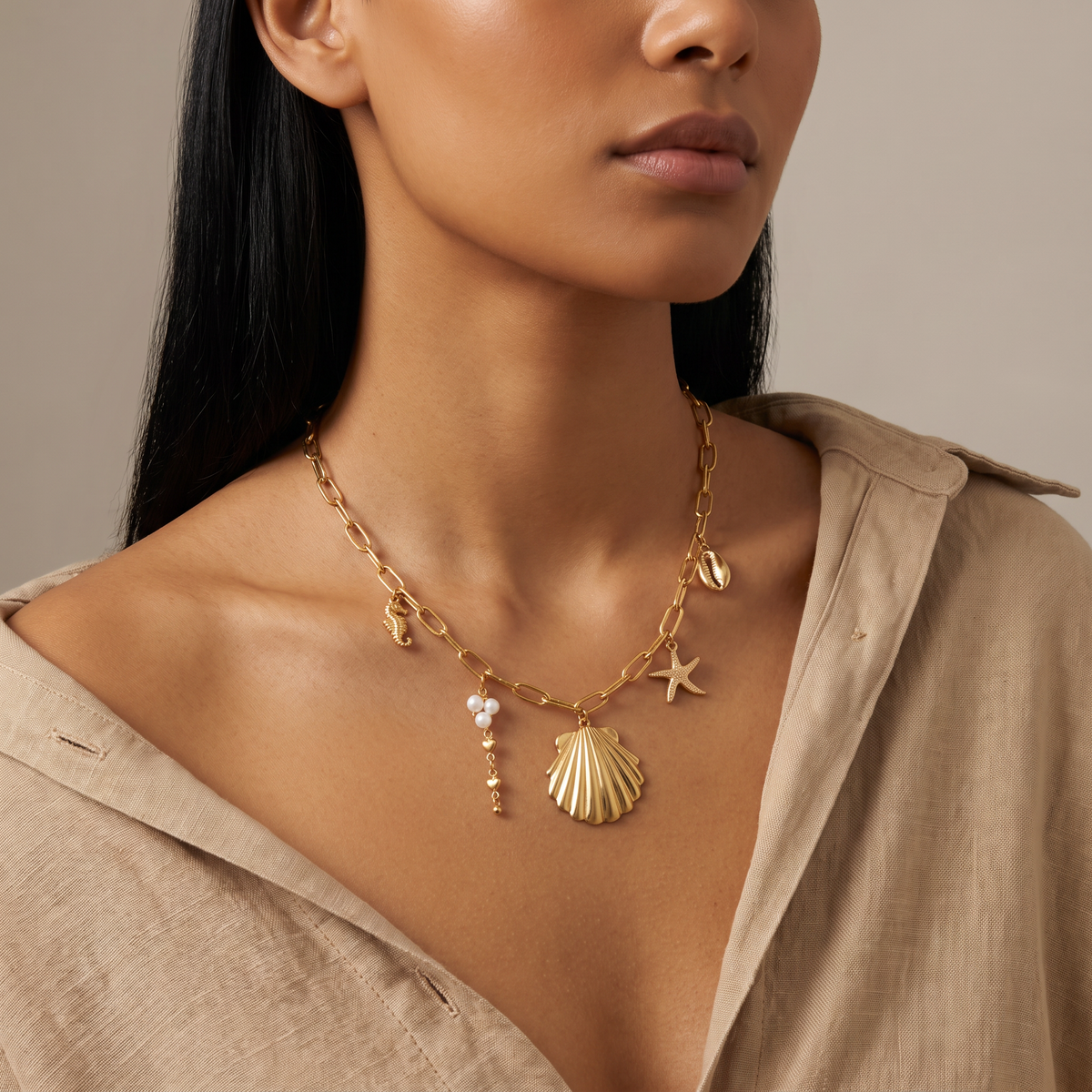 Collier coquillage doré sur chaîne, porté mi-corps