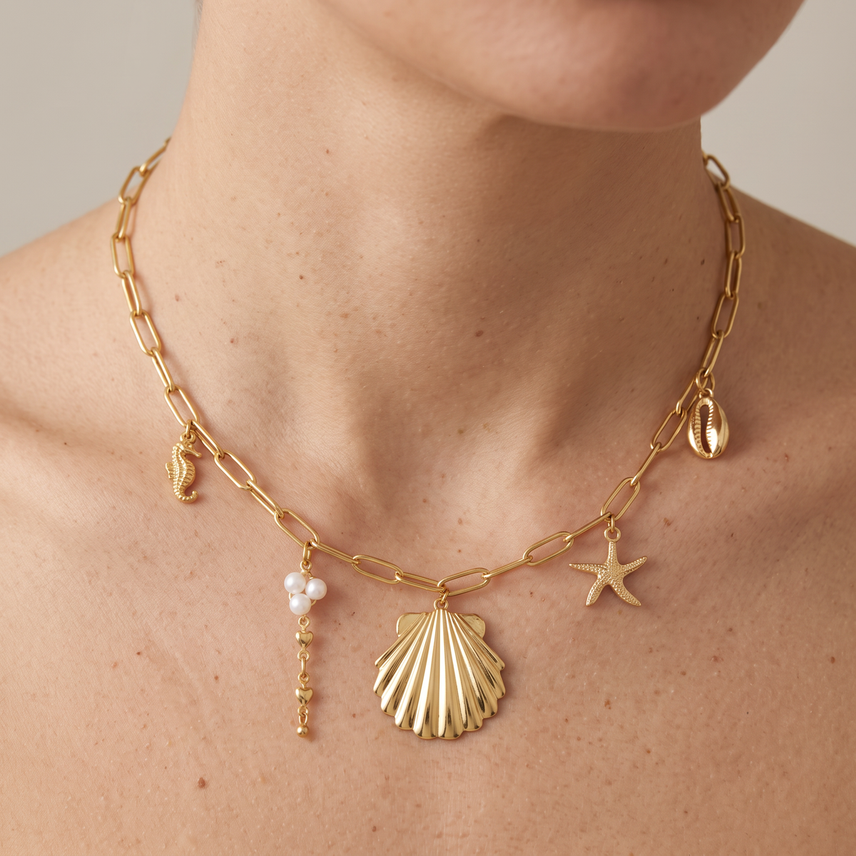 Collier coquillage doré sur chaîne, porté