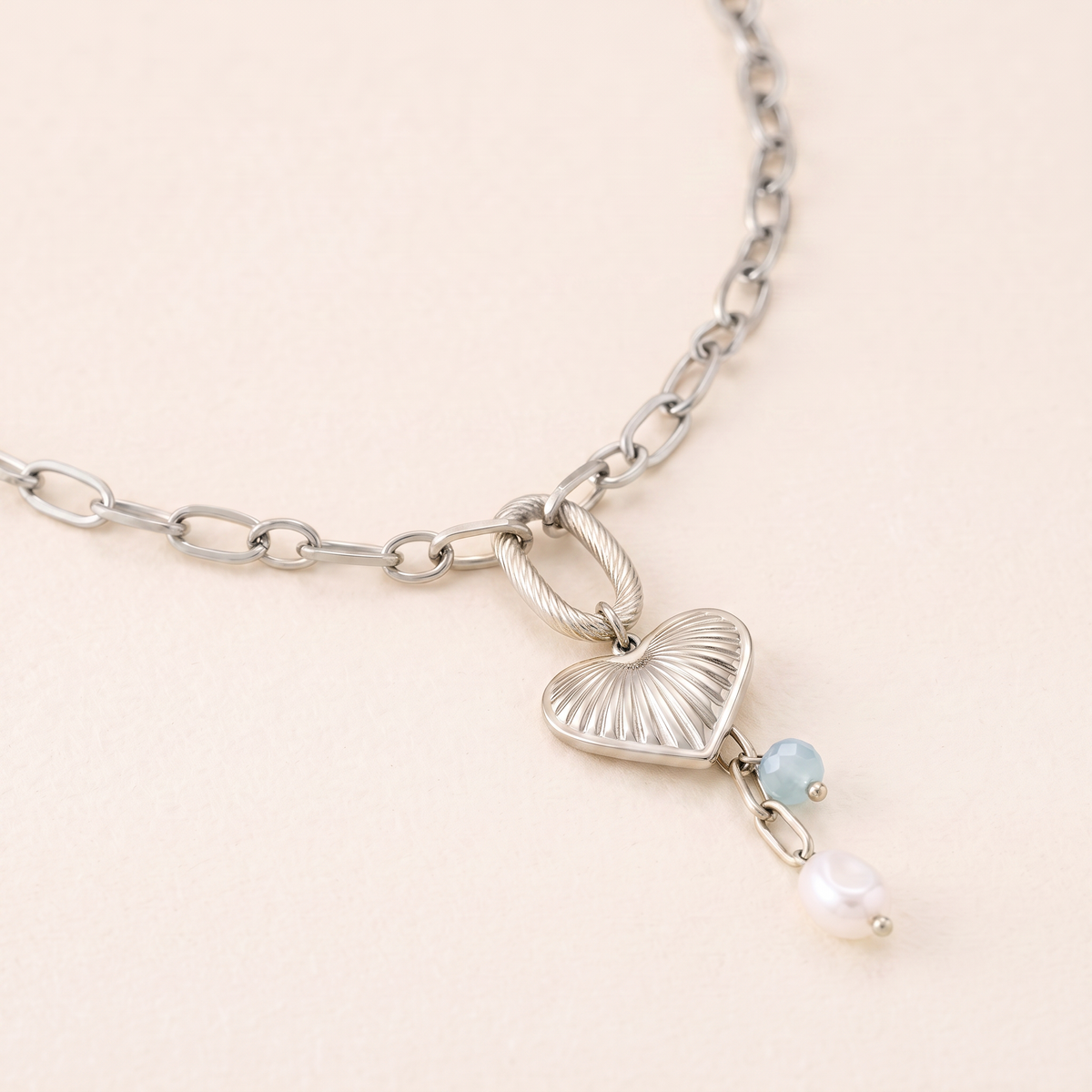Collier cœur grosse maille, détail du motif, argenté