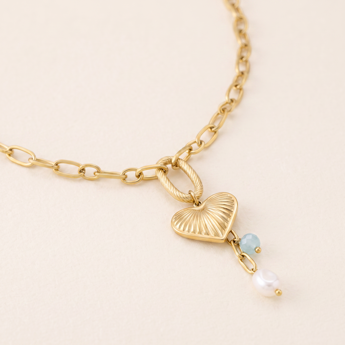 Collier cœur grosse maille, détail du motif, doré