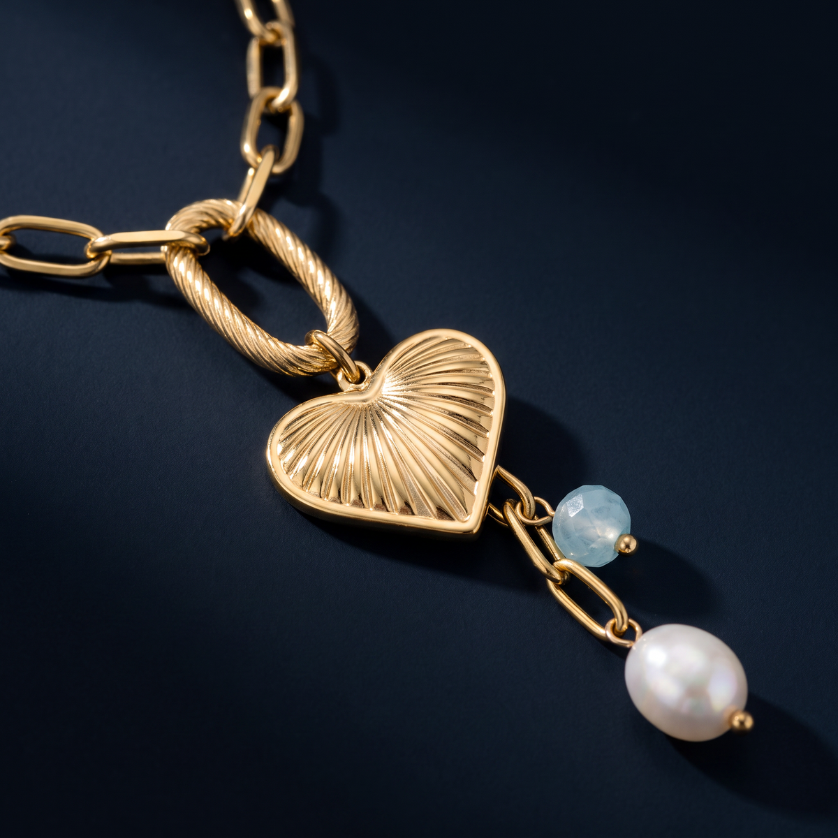Collier cœur grosse maille, motif en gros plan