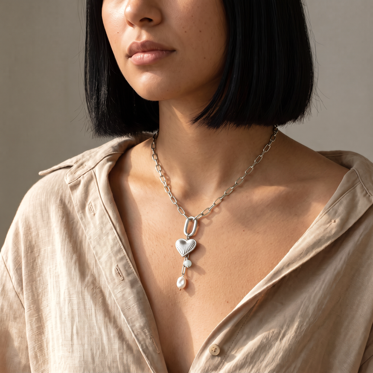 Collier cœur grosse maille, porté mi-corps, argenté
