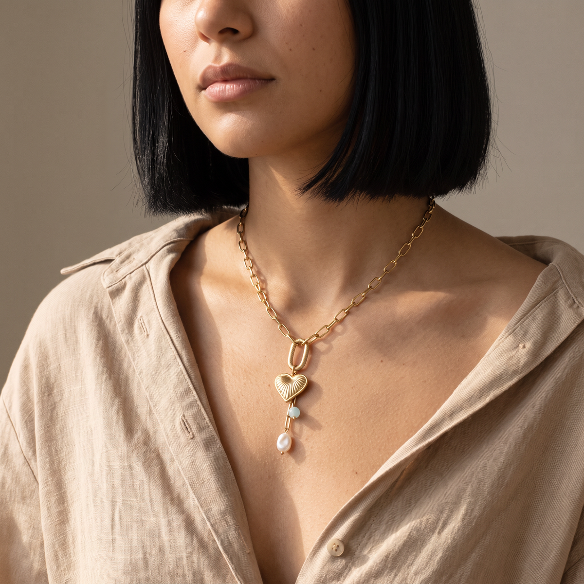 Collier cœur grosse maille, porté mi-corps