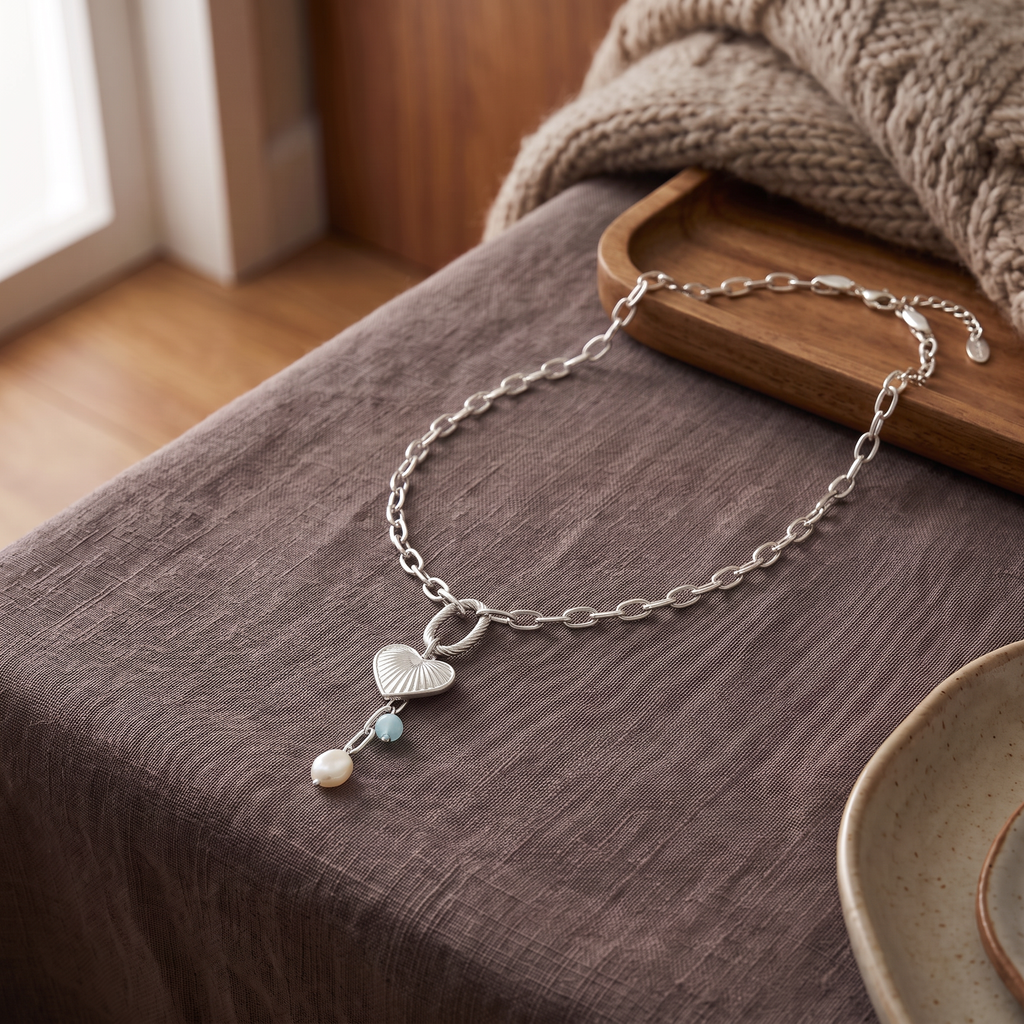 Collier cœur grosse maille, porté en tenue, argenté