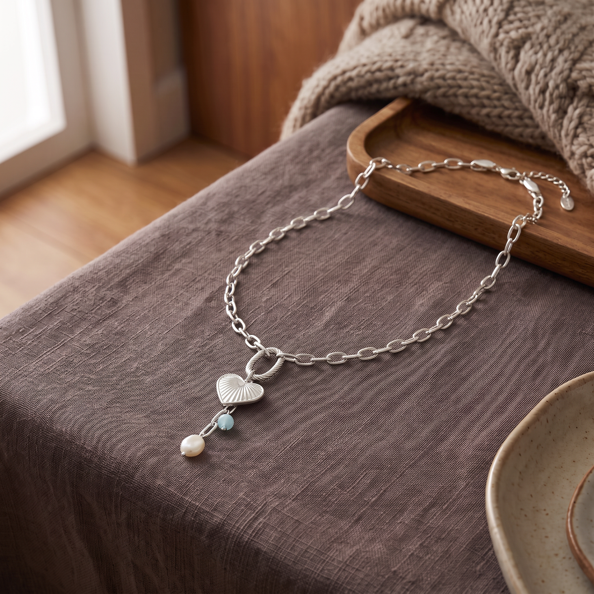 Collier cœur grosse maille, porté en tenue, argenté