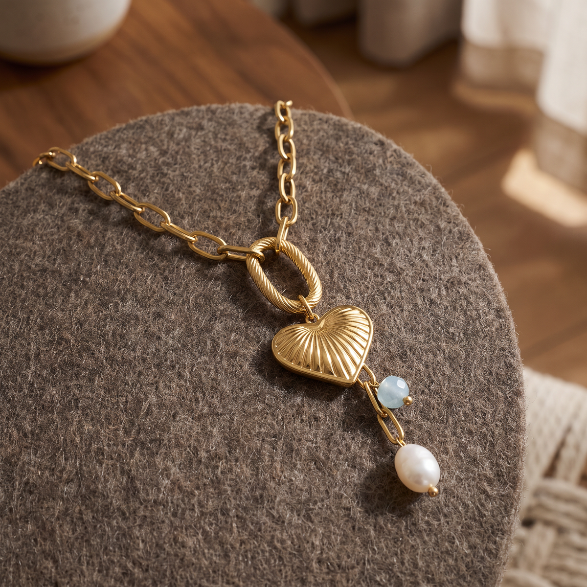 Collier cœur grosse maille, porté en tenue, doré