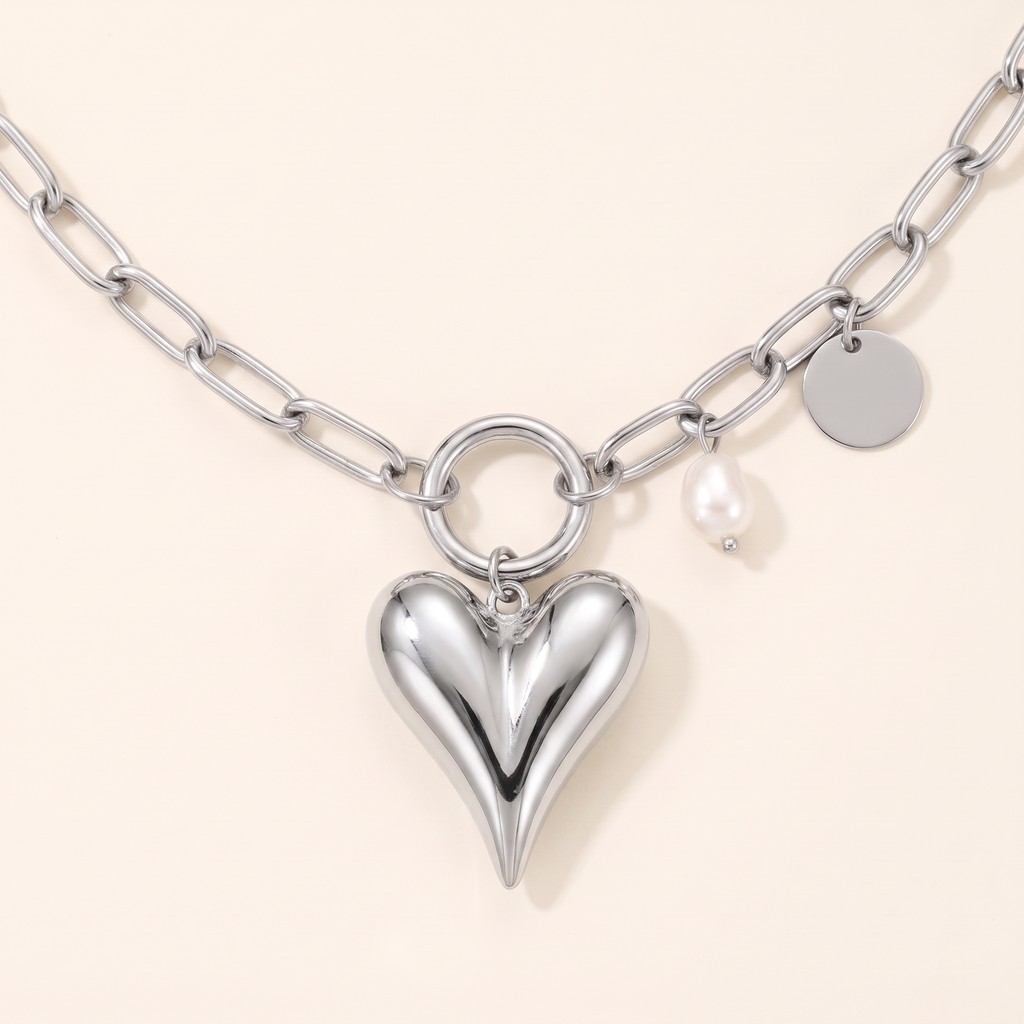 Collier cœur à motif bombé sur chaîne, détail du motif, argenté