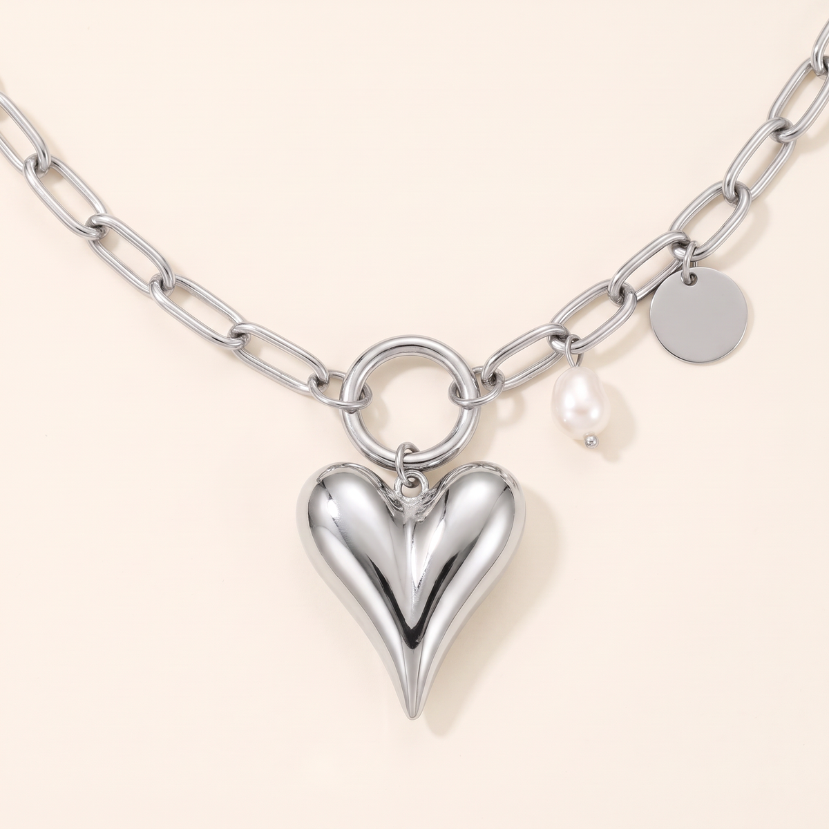 Collier cœur à motif bombé sur chaîne, détail du motif, argenté