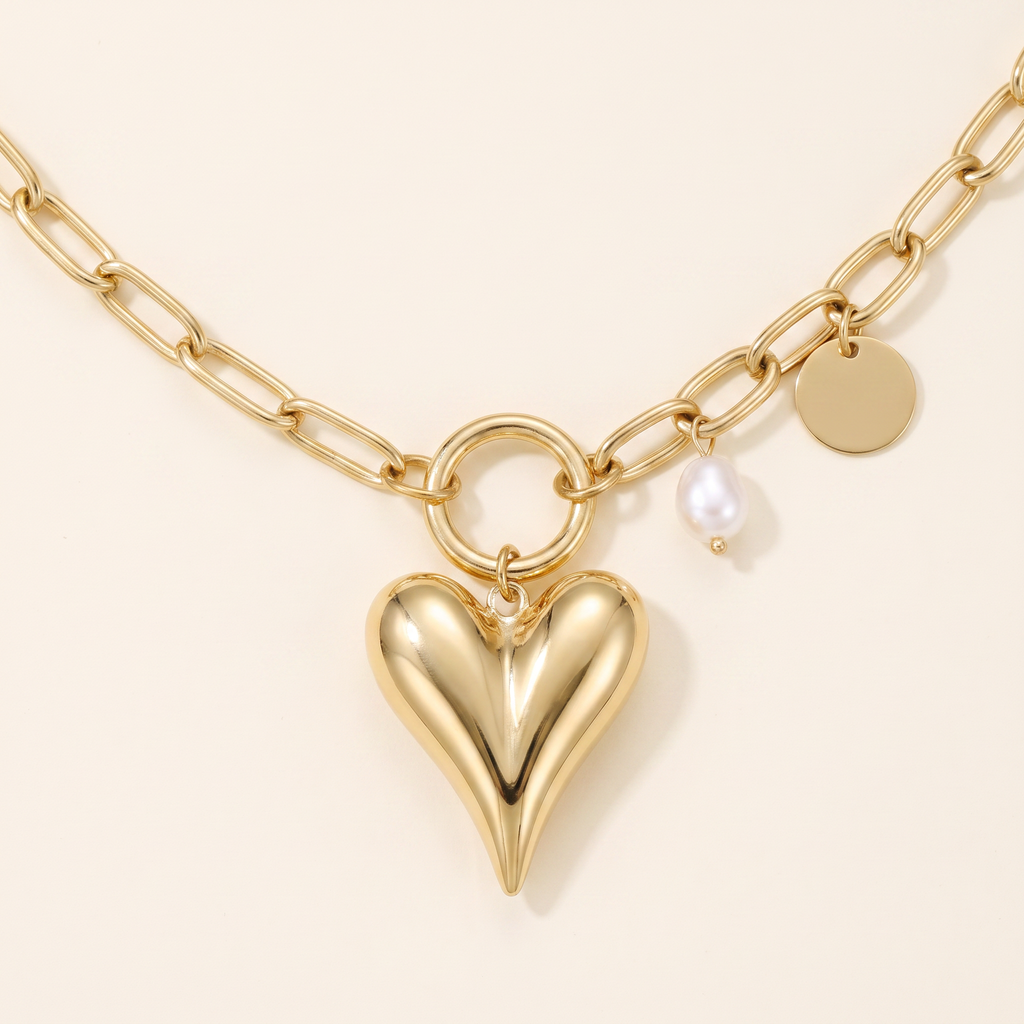 Collier cœur à motif bombé sur chaîne, détail du motif, doré