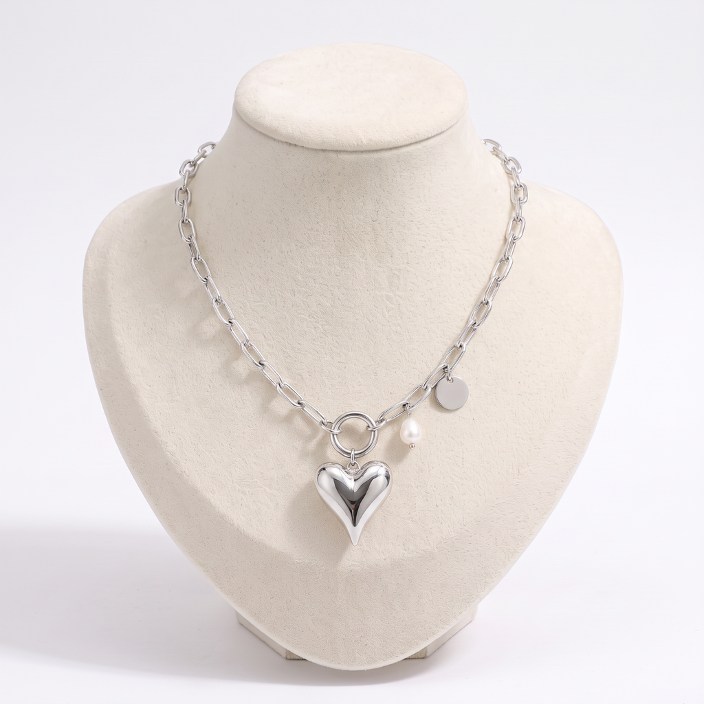 Collier cœur à motif bombé sur chaîne, vue de face, argenté