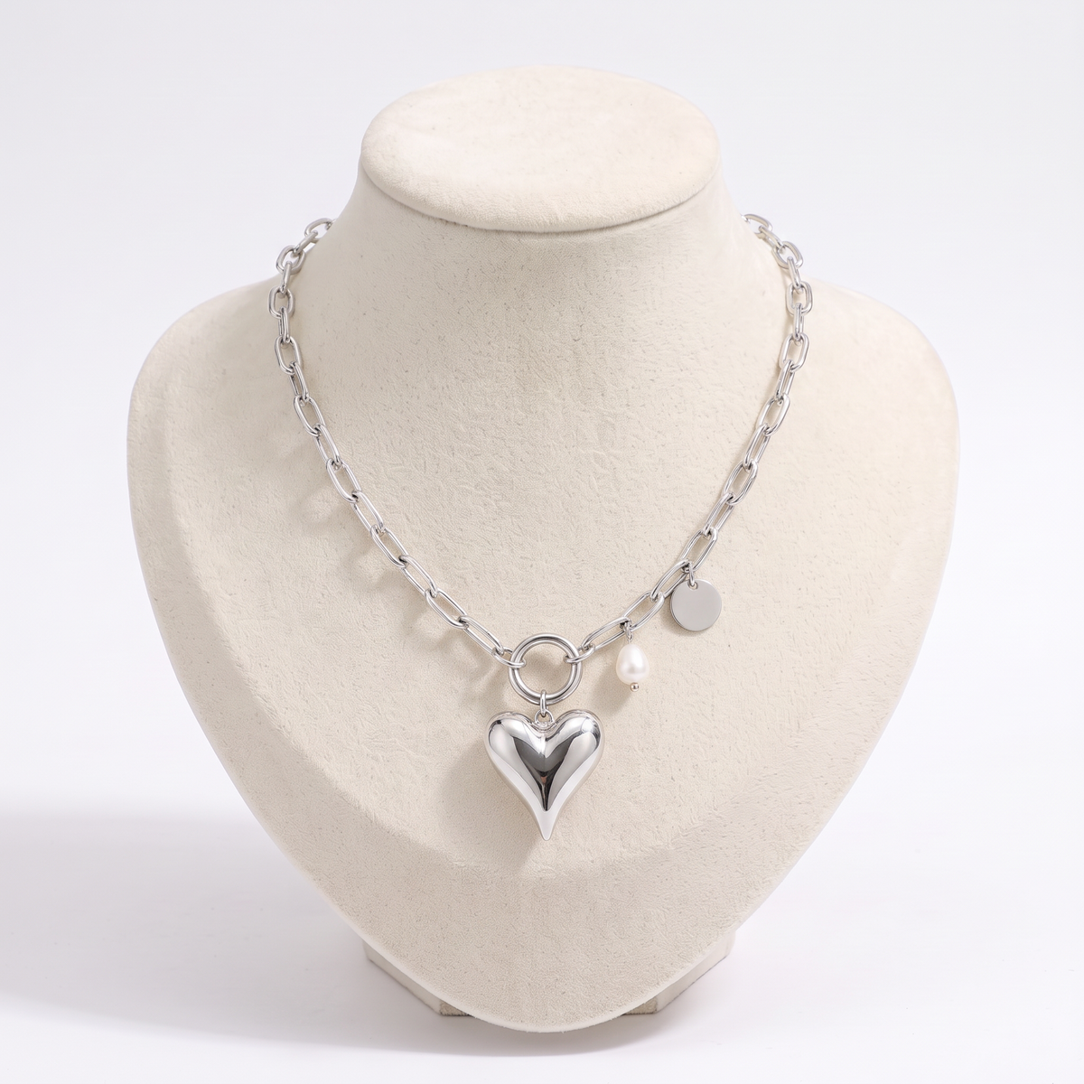Collier cœur à motif bombé sur chaîne, vue de face, argenté