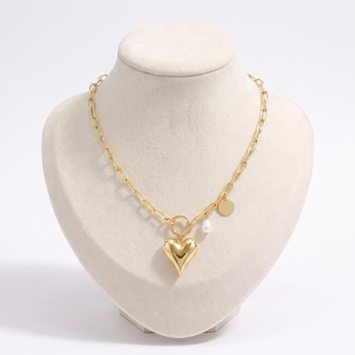 Collier cœur à motif bombé sur chaîne, vue de face, doré