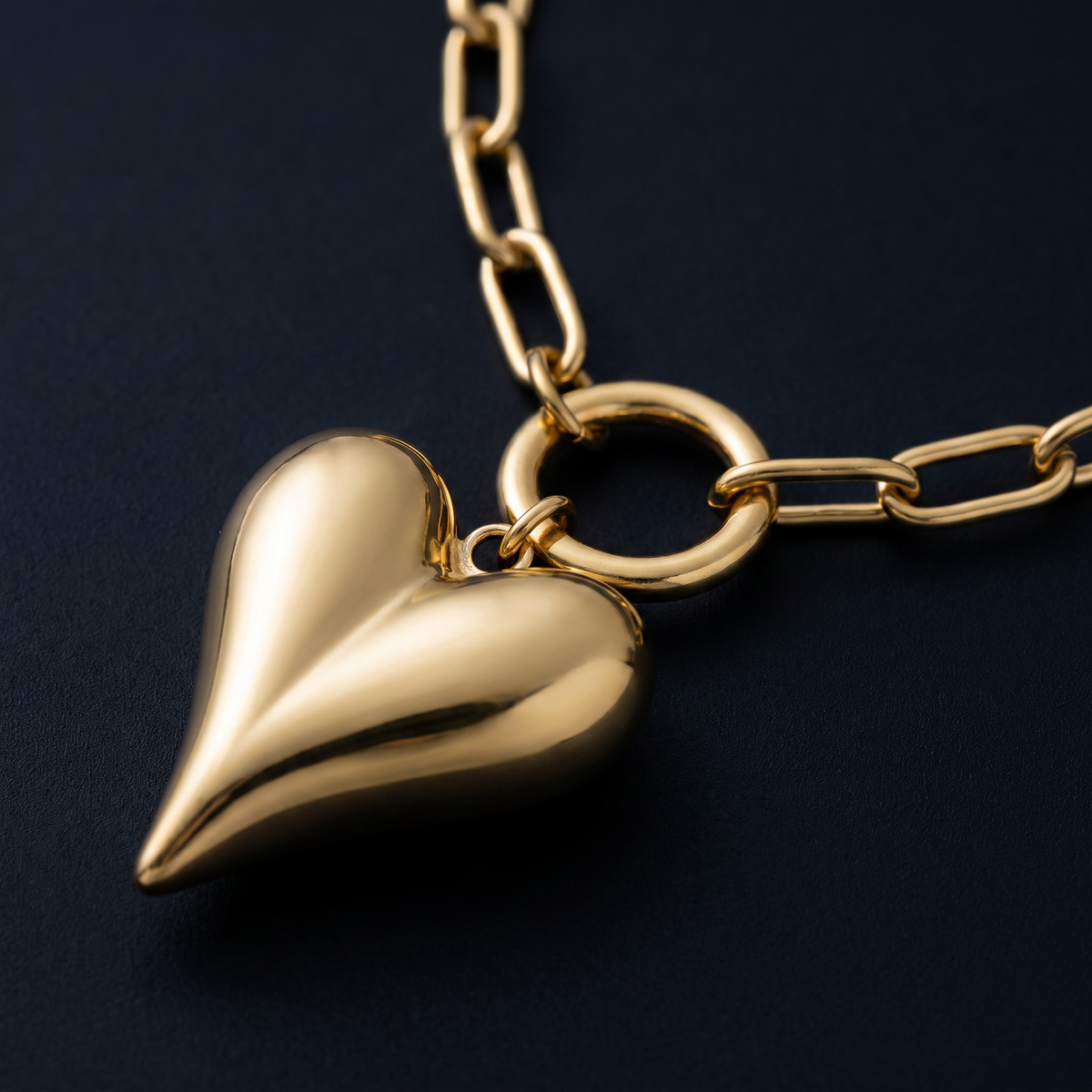 Collier cœur à motif bombé sur chaîne, motif en gros plan