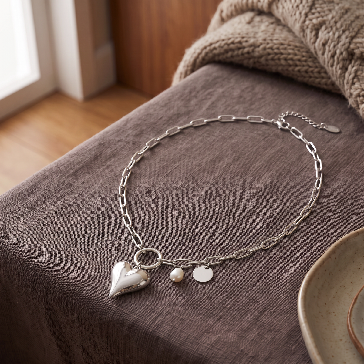 Collier cœur à motif bombé sur chaîne, porté en tenue, argenté