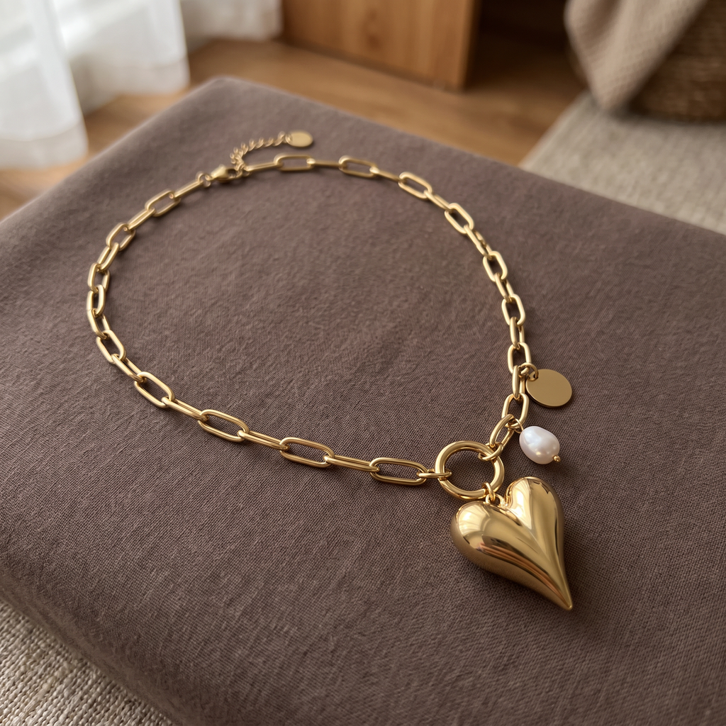 Collier cœur à motif bombé sur chaîne, porté en tenue, doré