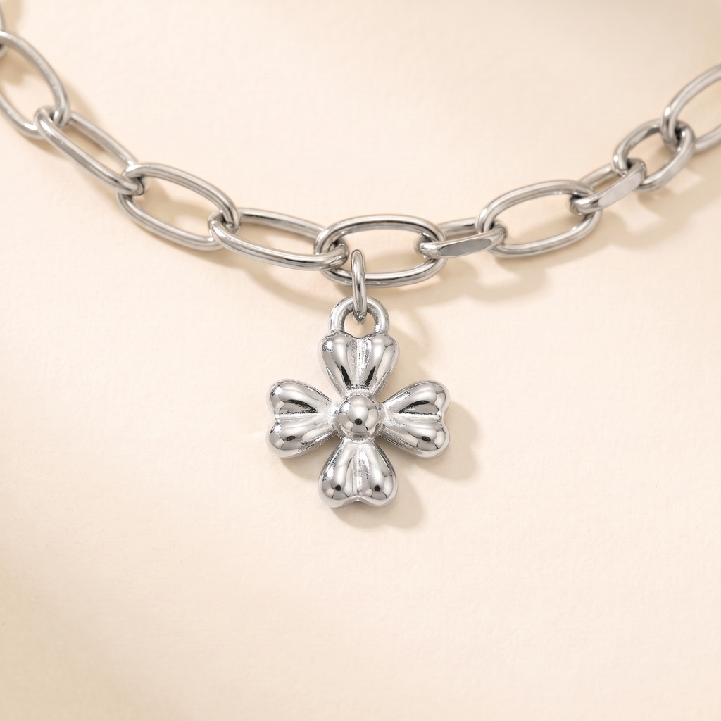 Collier charms étoile et soleil, détail du motif, argenté