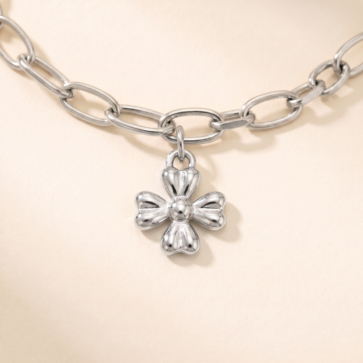 Collier charms étoile et soleil, détail du motif, argenté