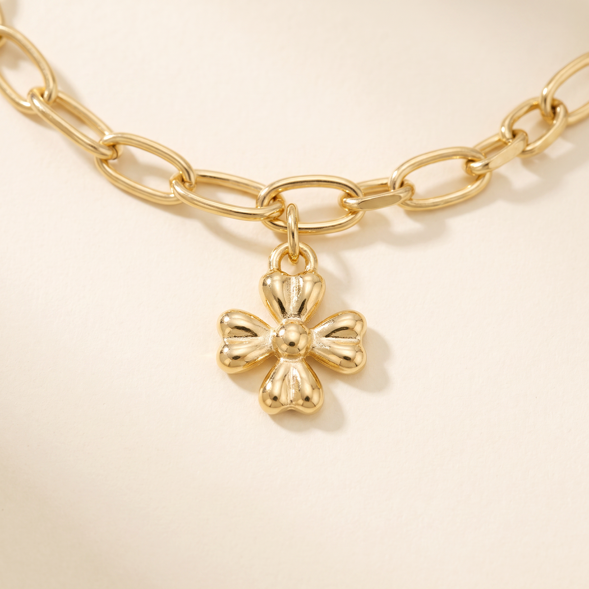 Collier charms étoile et soleil, détail du motif, doré