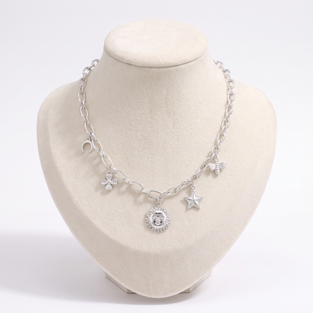 Collier charms étoile et soleil, vue de face, argenté