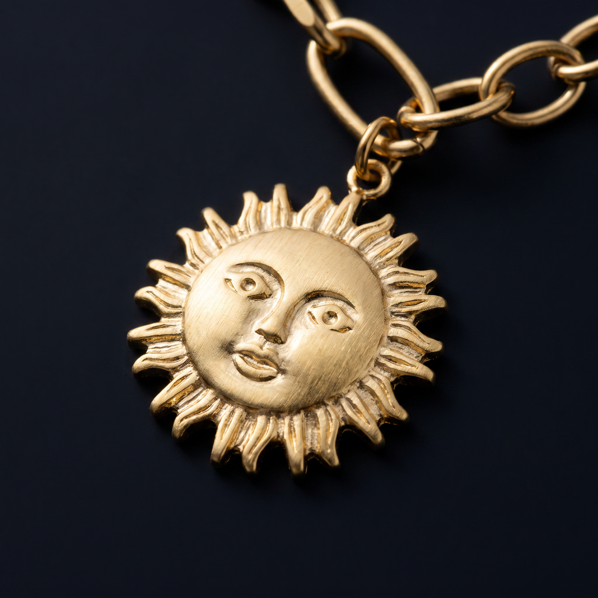 Collier charms étoile et soleil, motif en gros plan