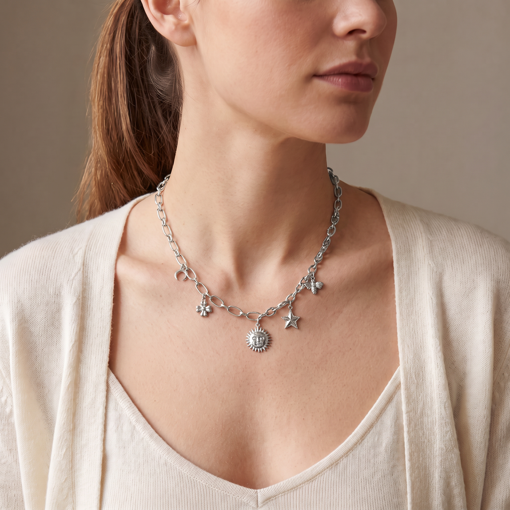 Collier charms étoile et soleil, porté mi-corps, argenté
