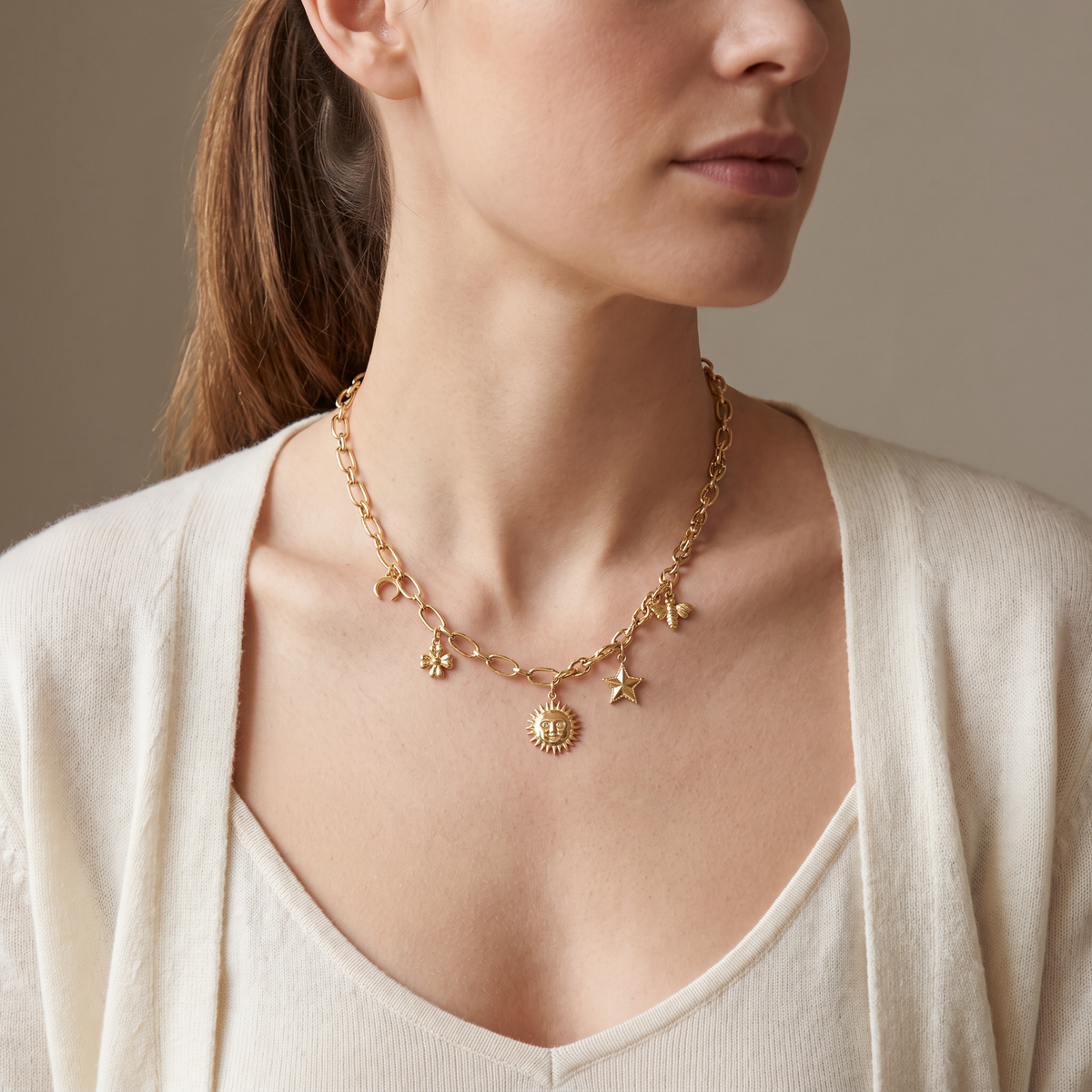 Collier charms étoile et soleil, porté mi-corps