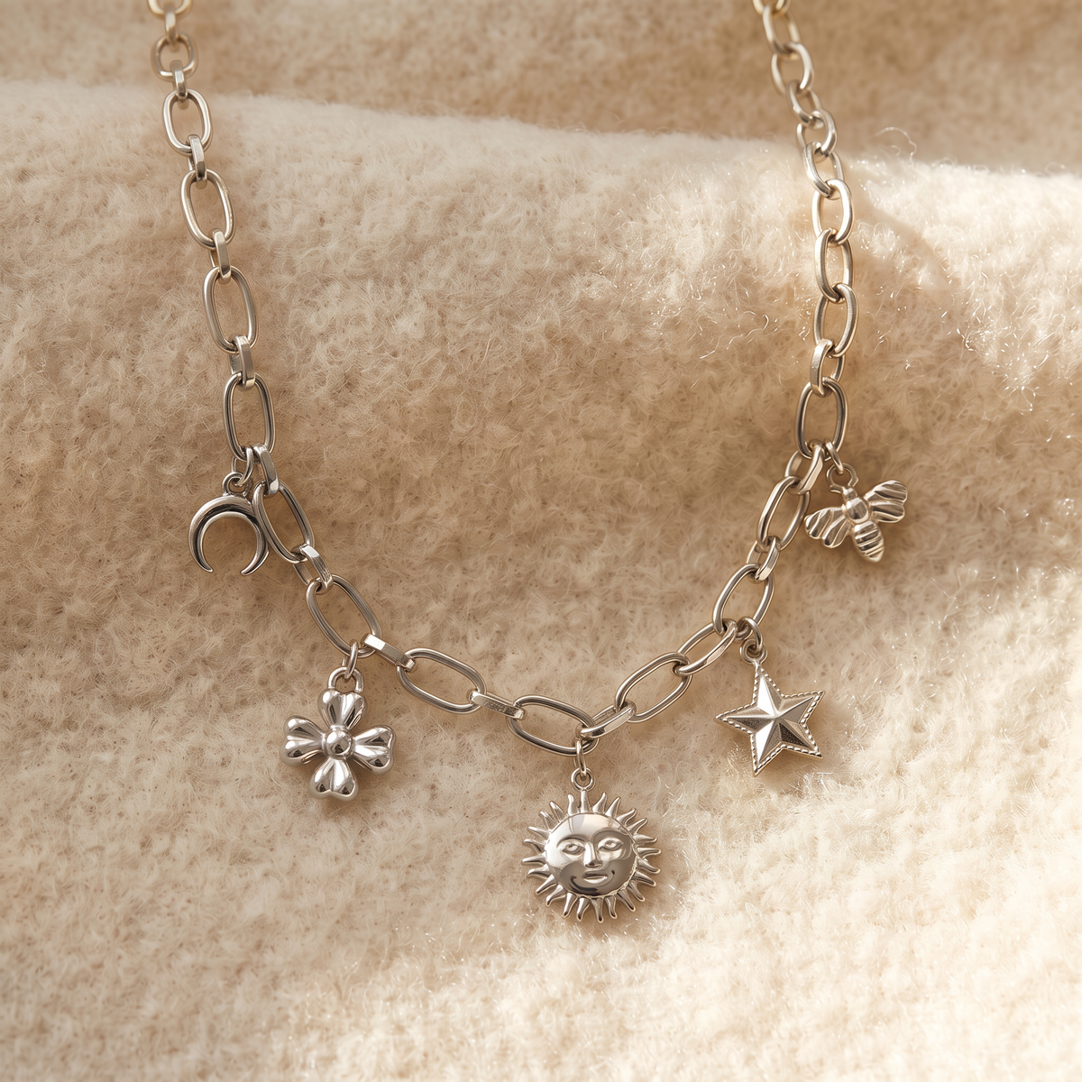 Collier charms étoile et soleil, porté en tenue, argenté